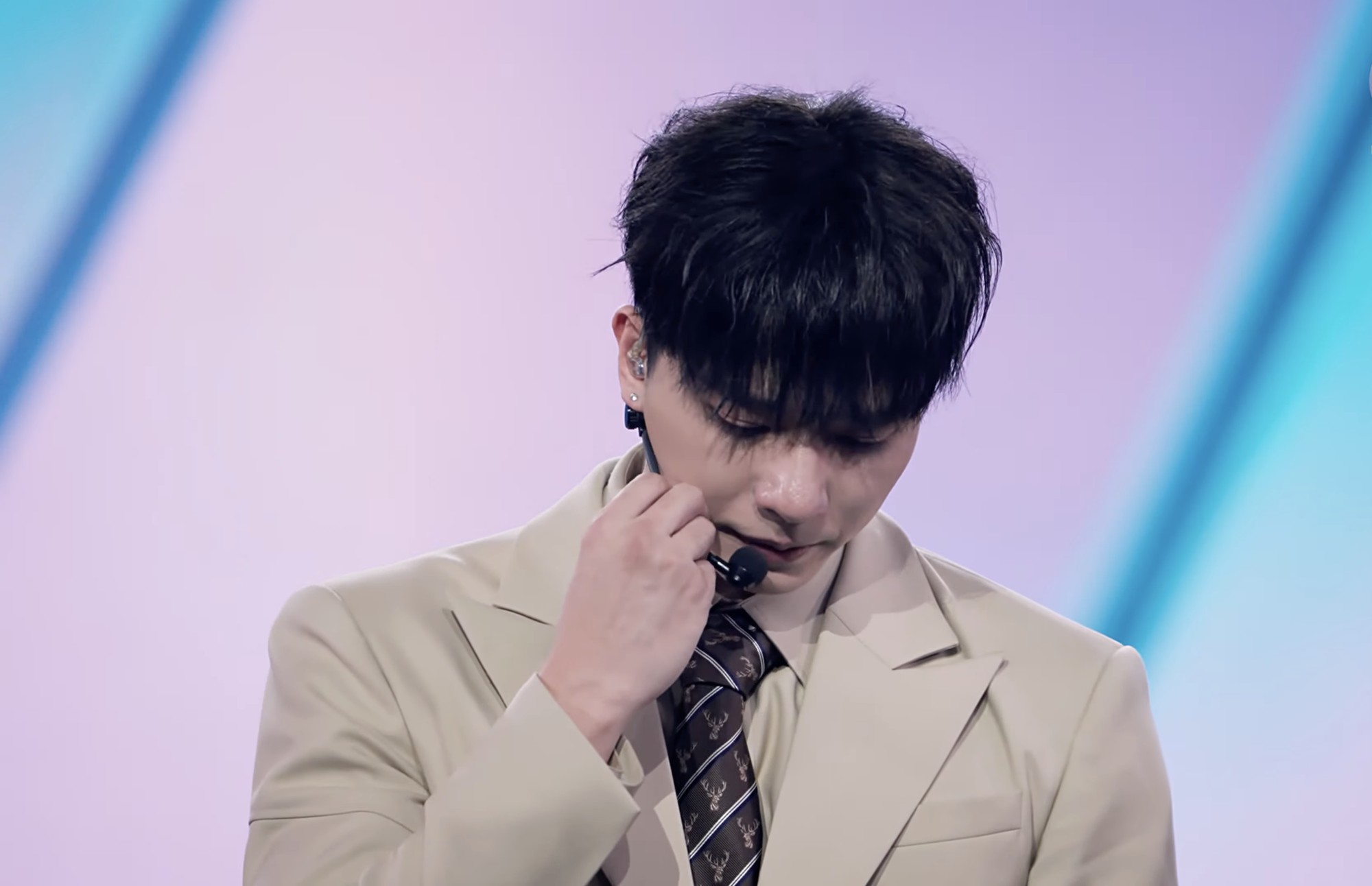 Càng lắng nghe an ủi của Trấn Thành, nam diễn viên càng xúc động hơn