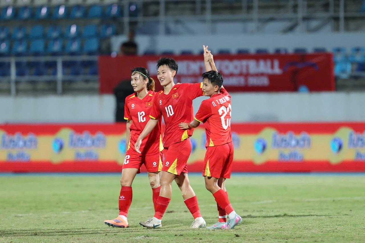 Màn trình diễn thuyết phục của đoàn quân áo đỏ