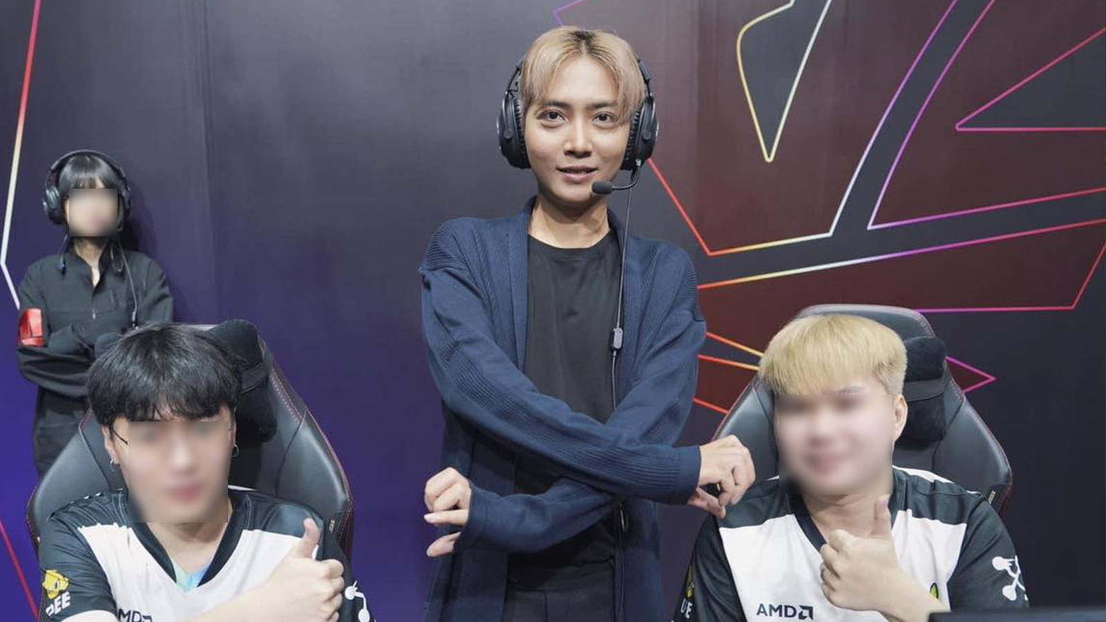 HLV Raze (giữa) là 1 trong số các nhân vật chịu án phạt nặng nhất của Riot sau đại án 32 tuyển thủ.