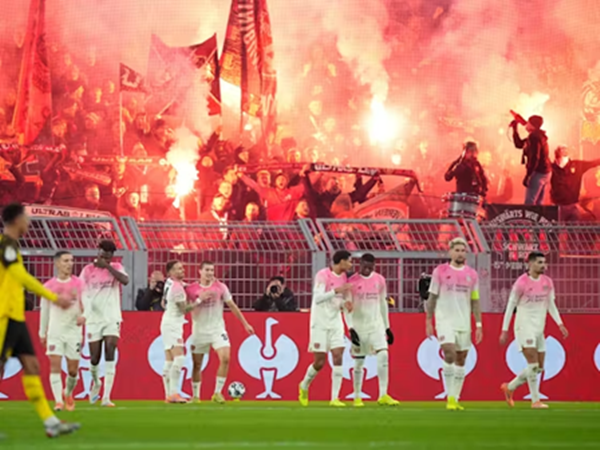 Cổ động viên Leverkusen ăn mừng chiến thắng