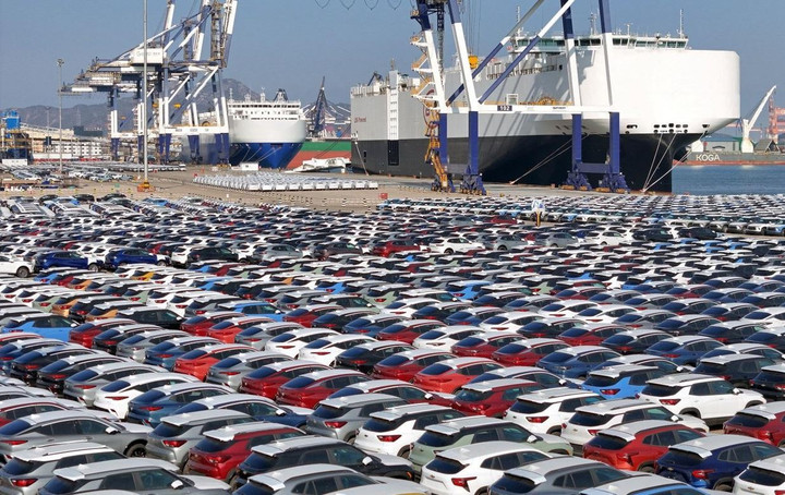 Ô tô chuẩn bị xuất khẩu tại một hải cảng ở tỉnh Sơn Đông, Trung Quốc.