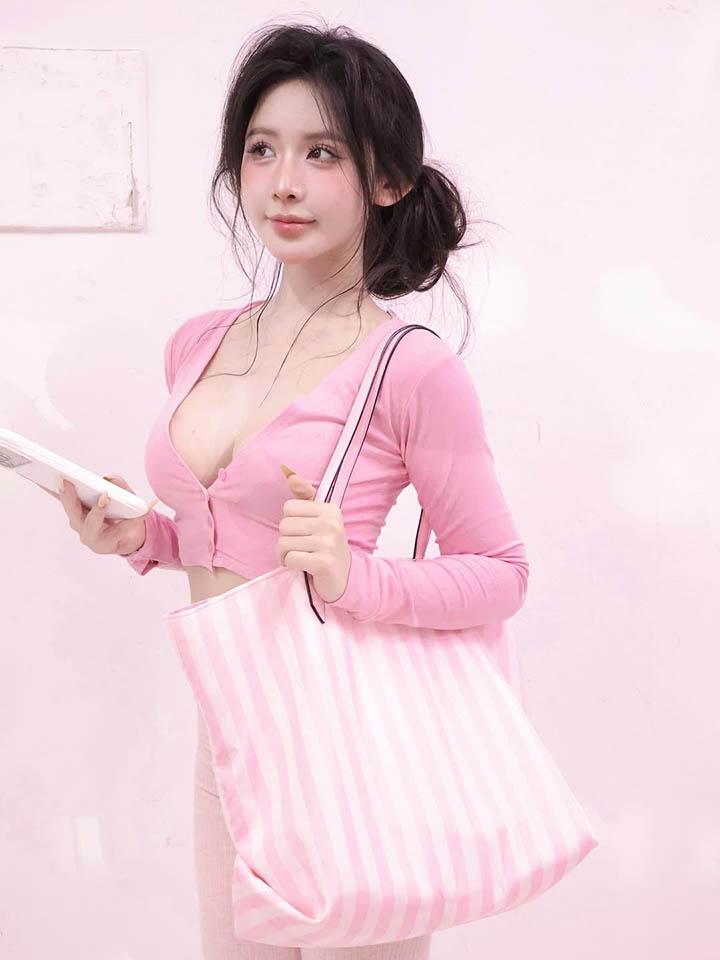 Vào “vibe” công chúa nữ tính, cô nàng vẫn khoe dáng “đồng hồ cát” cực chuẩn- Ảnh 3. Vào “vibe” công chúa nữ tính, cô nàng vẫn khoe dáng “đồng hồ cát” cực chuẩn- Ảnh 3.