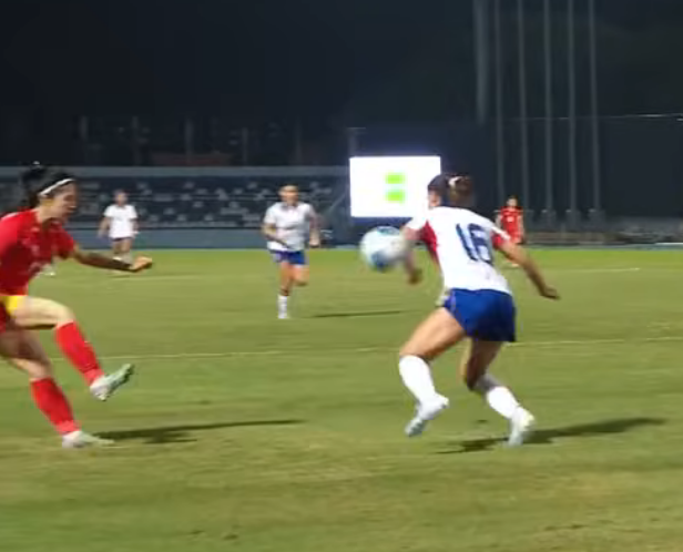 Tuyển Việt Nam mất penalty, HLV Mai Đức Chung nói thẳng: Trọng tài xử lý chưa công bằng - Ảnh 1. Bóng chạm tay cầu thủ Philippines trong vòng cấm nhưng trọng tài không cho tuyển Việt Nam được hưởng quả penalty