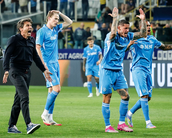 Đoàn quân của HLV Conte khẳng định vị thế tại Serie A Napoli đang đứng đầu bảng Serie A