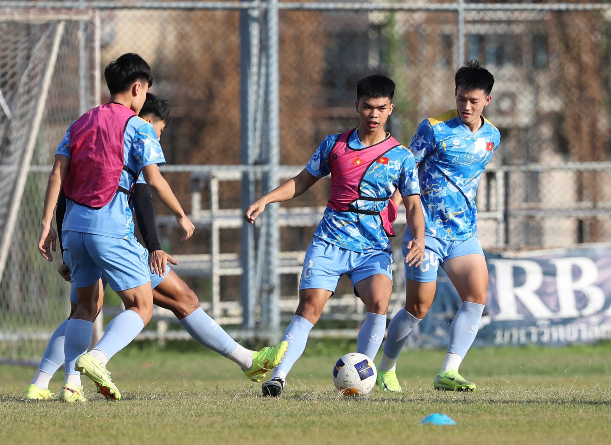 Tin nóng bóng đá Việt hôm nay 9/12: U22 Việt Nam đặt mục tiêu đánh bại Malaysia; Hồng Lĩnh Hà Tĩnh thử việc tiền đạo Brazil - Ảnh 1. Tin nóng bóng đá Việt hôm nay 9/12: U22 Việt Nam đặt mục tiêu đánh bại Malaysia; Hồng Lĩnh Hà Tĩnh thử việc tiền đạo Brazil - Ảnh 1.