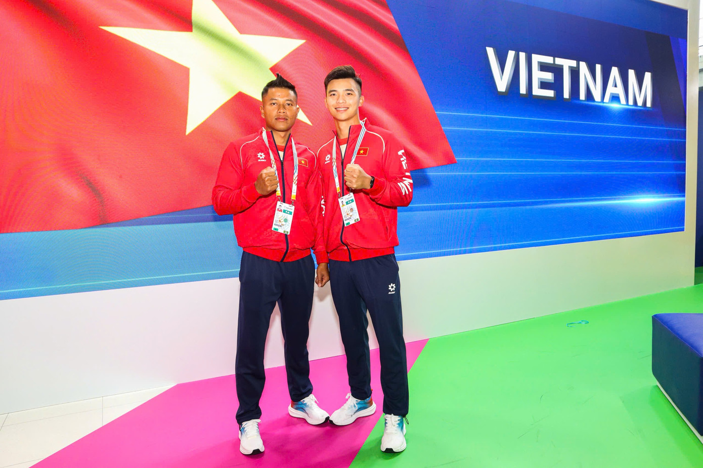 Thành viên đoàn Việt Nam chuẩn bị thủ tục nhập cảnh Khâu nhập cảnh nhanh gọn cho đoàn thể thao