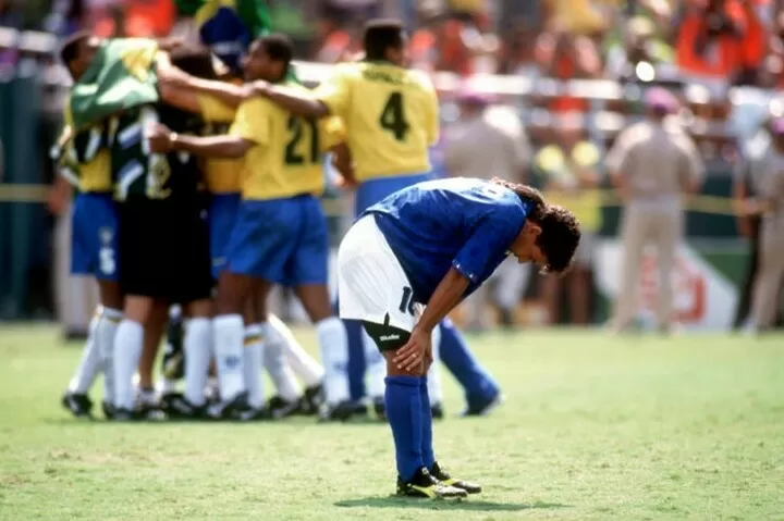 Baggio sau cú penalty định mệnh. Roberto Baggio thất bại trên chấm phạt đền.
