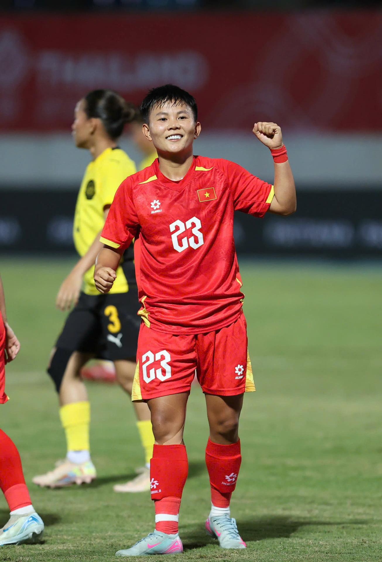 Tuyển nữ Việt Nam thi đấu áp đảo trước Malaysia