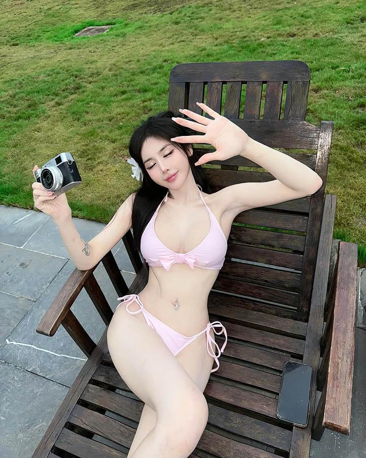 Vào “vibe” công chúa nữ tính, cô nàng vẫn khoe dáng “đồng hồ cát” cực chuẩn- Ảnh 12. Vào “vibe” công chúa nữ tính, cô nàng vẫn khoe dáng “đồng hồ cát” cực chuẩn- Ảnh 12.