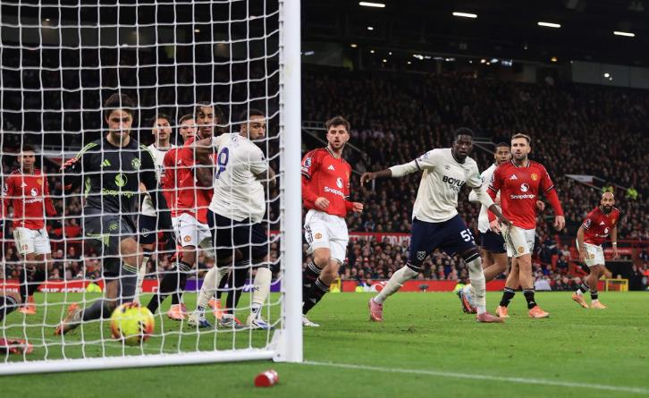 MU chia điểm đầy tiếc nuối với West Ham. MU chia điểm đầy tiếc nuối với West Ham.