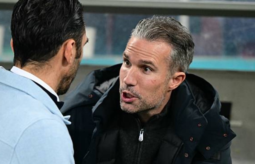 HLV Van Persie và học trò thất vọng sau trận đấu