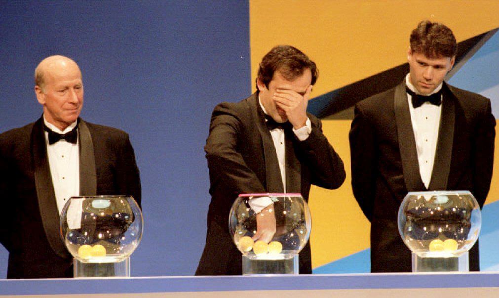 Sir Bobby Charlton Michel Platini Marco van Basten rút thăm World Cup