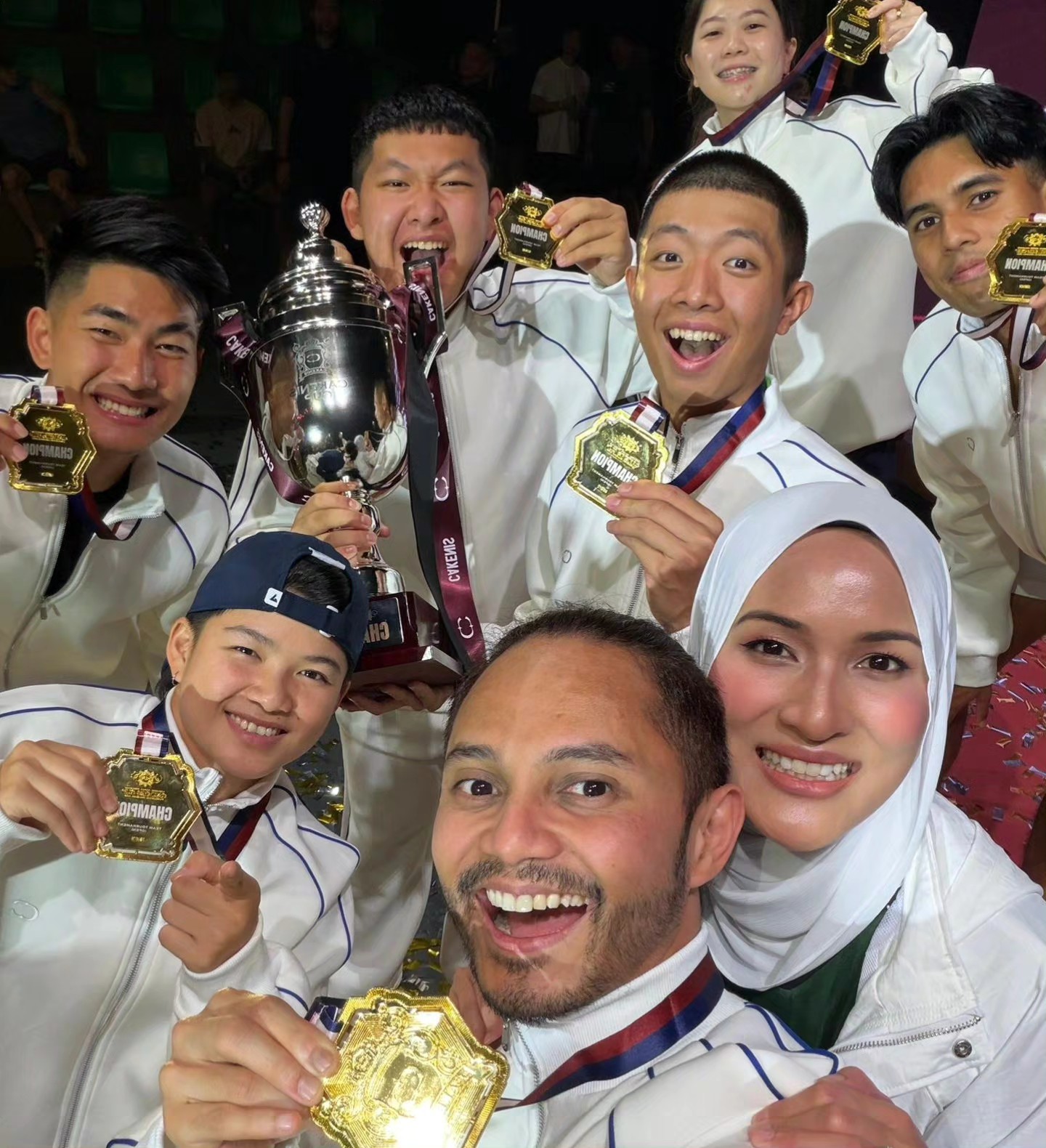 Cổ động viên hào hứng xem Quang Dương thi đấu