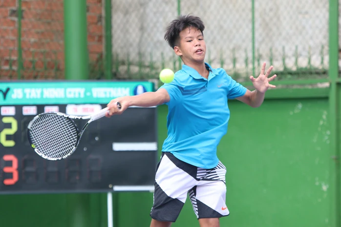 Hùng Anh trên sân pickleball