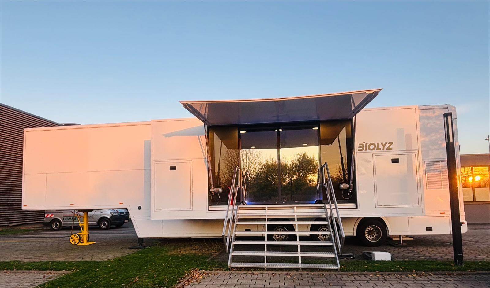 Phòng thí nghiệm di động độc lạ ở khuôn viên sân tập Dortmund Phòng thí nghiệm di động độc lạ ở khuôn viên sân tập Dortmund