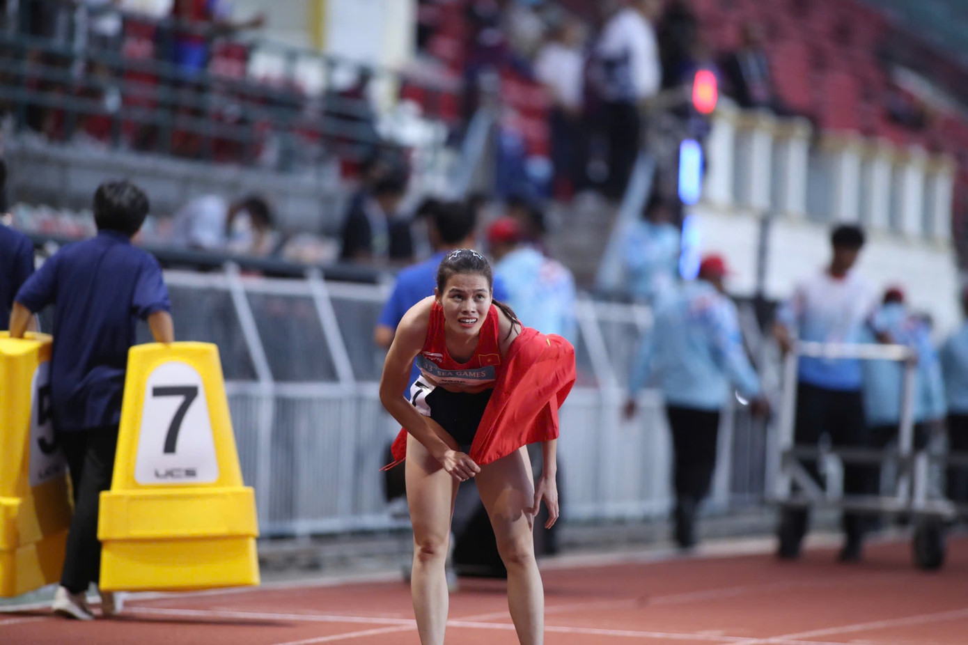 Nguyễn Thị Ngọc nhìn bảng điện tử vui mừng