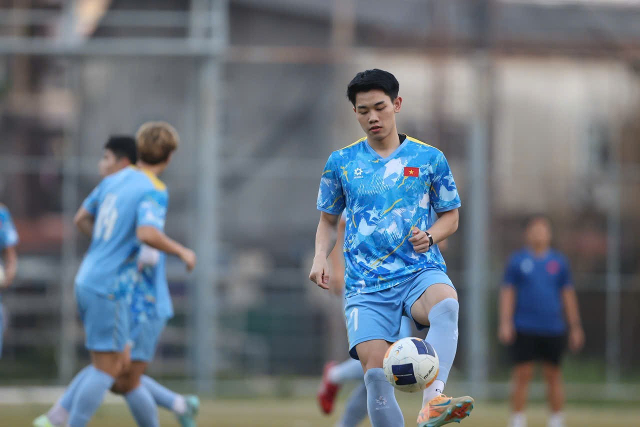 Tiền đạo Nguyễn Đình Bắc trên sân tập Tiền đạo Nguyễn Đình Bắc tập luyện cùng đội