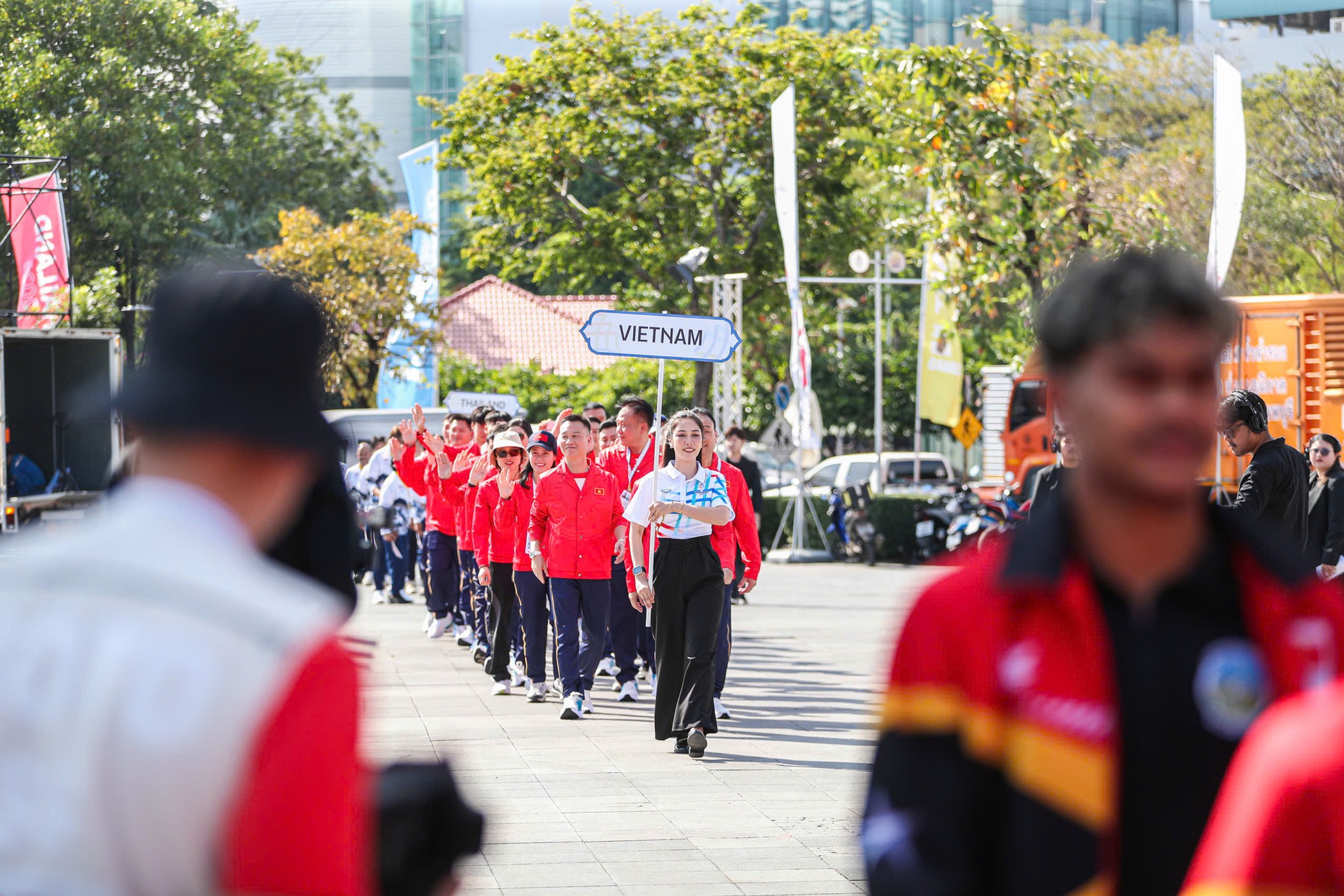 Quốc kì Việt Nam tung bay trên bầu trời Bangkok trong lễ thượng cờ SEA Games 33- Ảnh 3. Quốc kì Việt Nam tung bay trên bầu trời Bangkok trong lễ thượng cờ SEA Games 33- Ảnh 3.