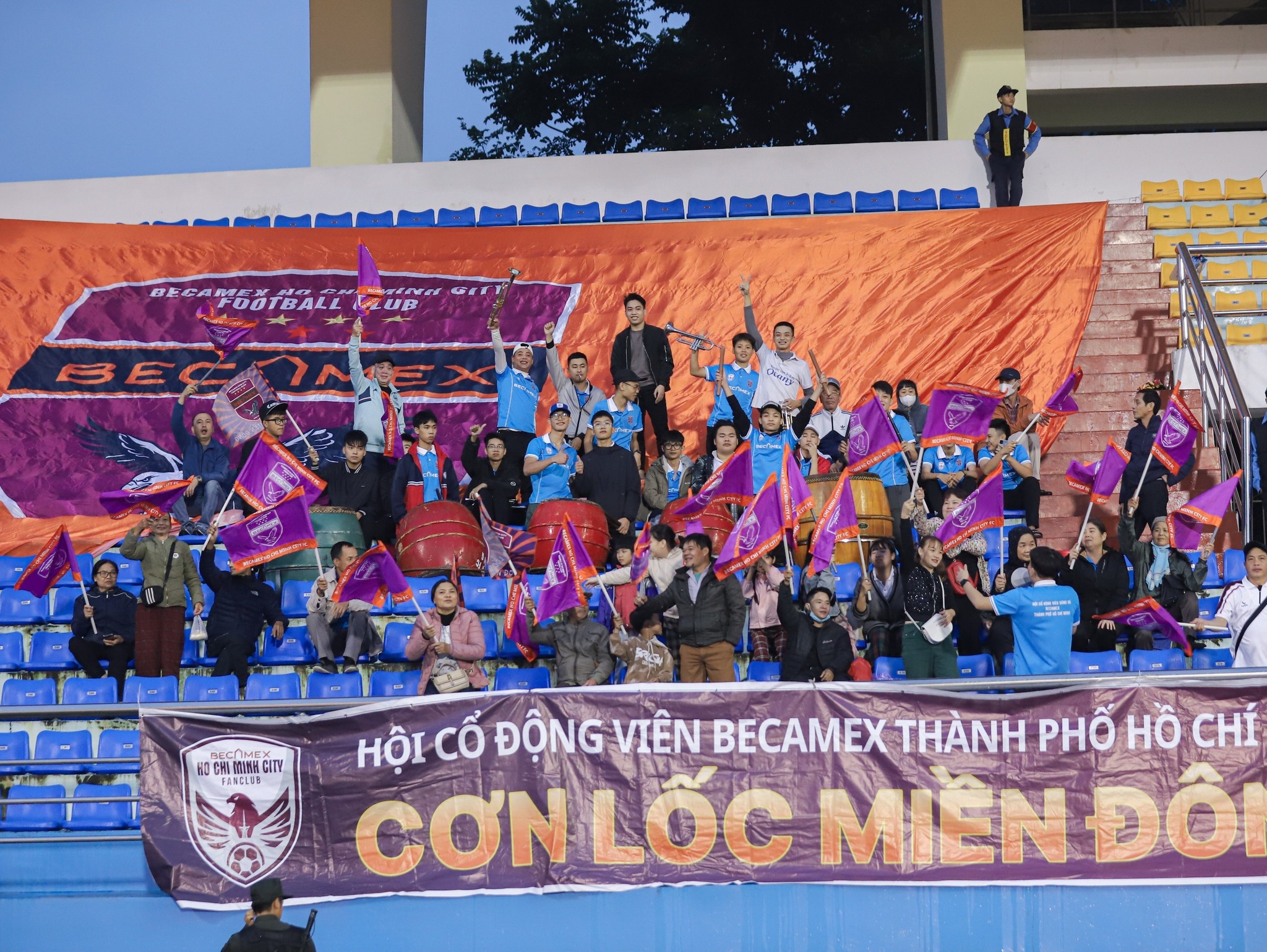 CĐV đất Thủ có thể tin tưởng hơn vào đội bóng mình yêu mến sẽ trụ hạng thành công mùa này.