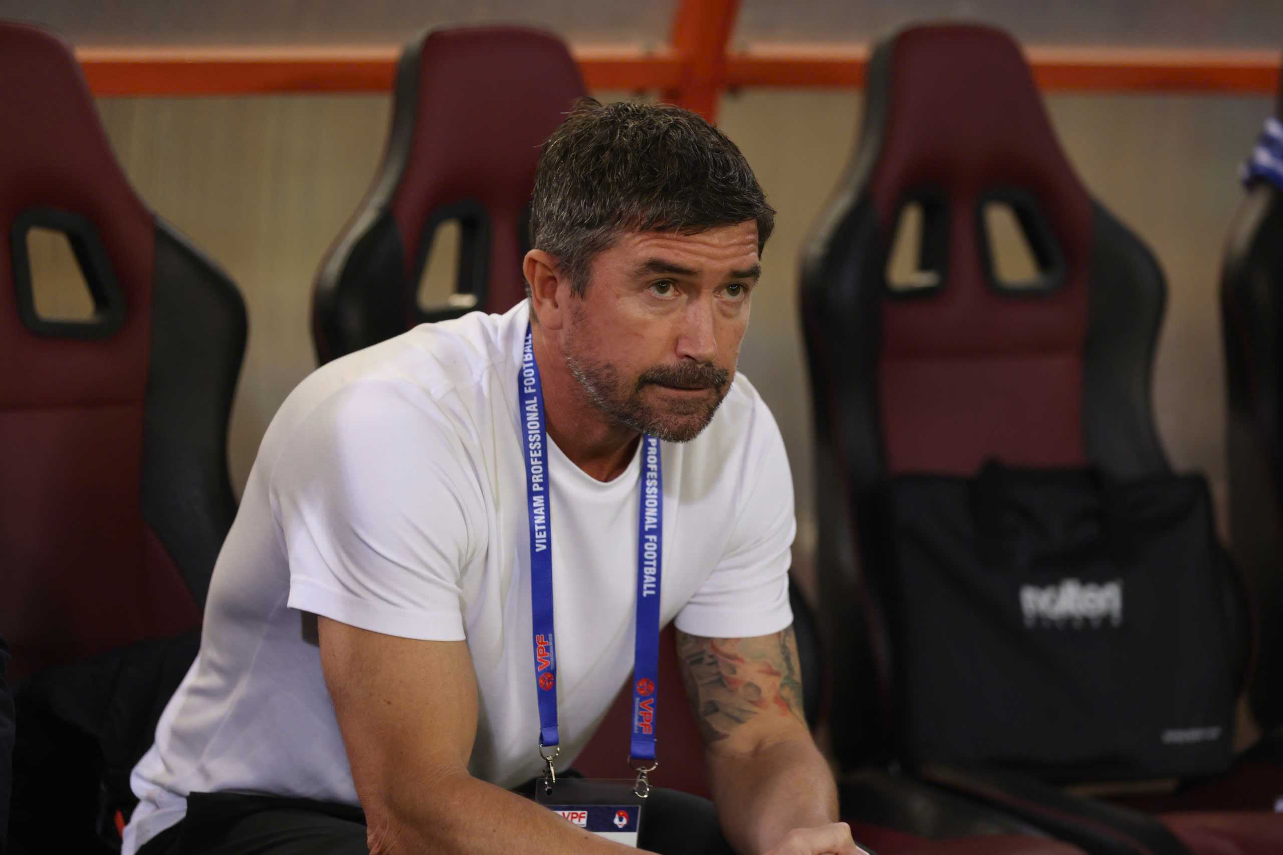 HLV Harry Kewell bất ngờ khi V-League dừng 3 tháng - Ảnh 1. HLV Harry Kewell lần đầu đối mặt tình huống giải đấu đang diễn ra phải tạm dừng 90 ngày