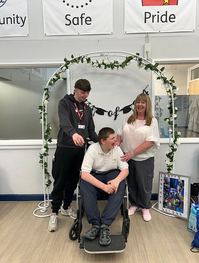 Owen chụp ảnh cùng anh trai và mẹ