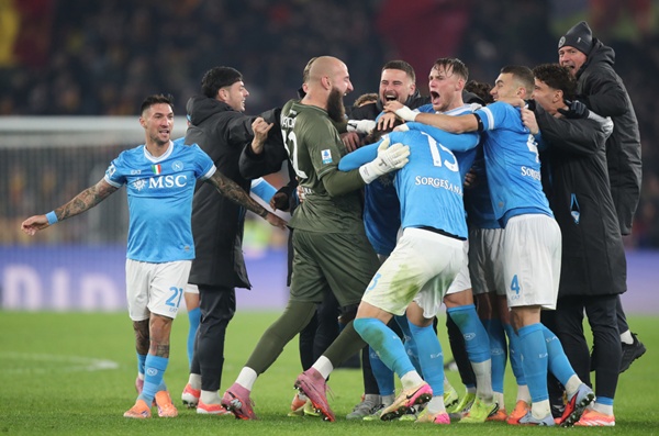 Napoli bằng điểm AC Milan sau trận thắng Roma