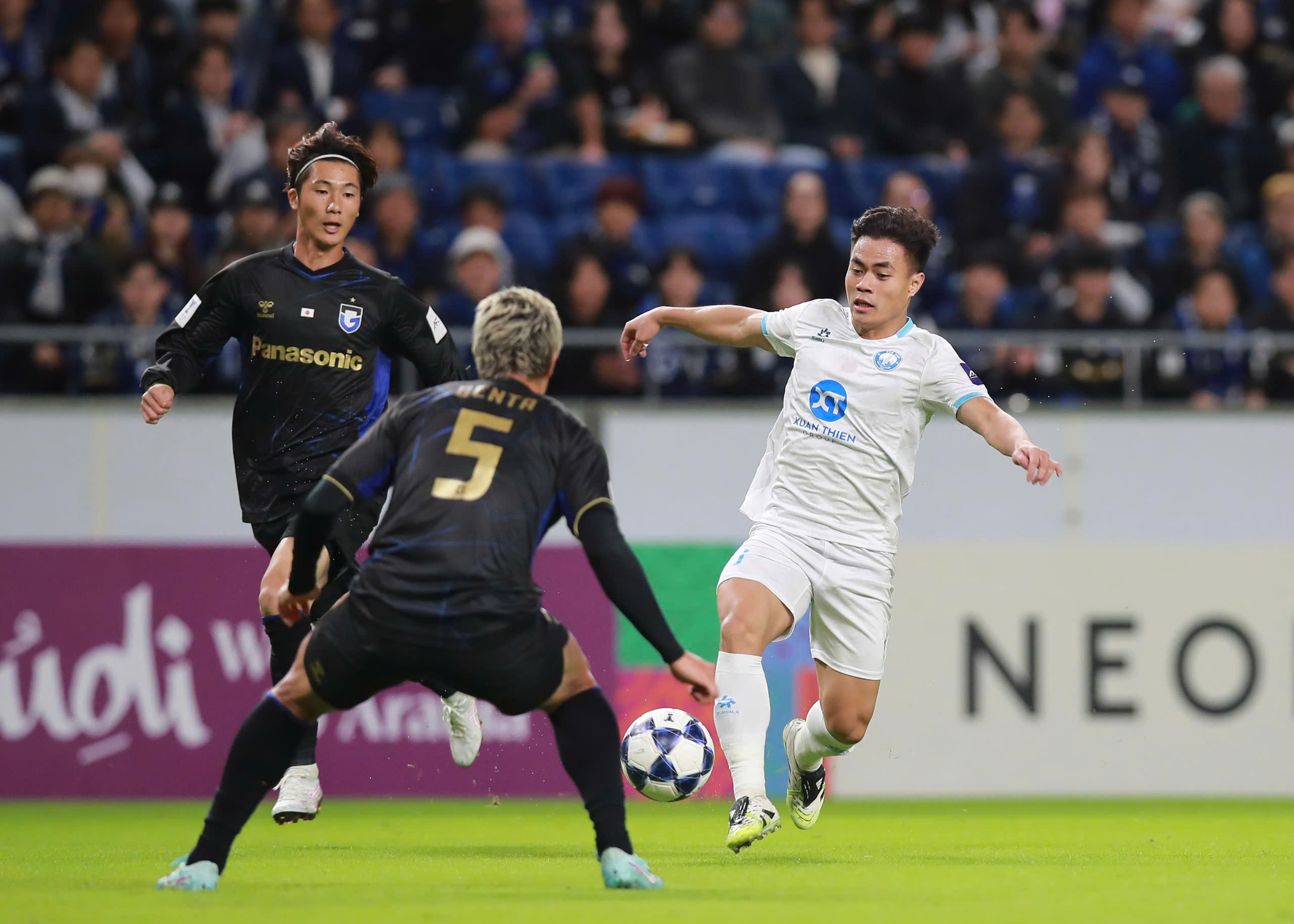 AFC Champions League Two 2025/26: Nam Định – Gamba Osaka (19h15 ngày 5/11): Cố lấy được 1 điểm - Ảnh 1. Nam Định (áo trắng) dù có lợi thế sân nhà nhưng vẫn rất khó thắng được Gamba Osaka (áo sẫm).