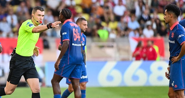 Ali Abdi bị đuổi khỏi sân