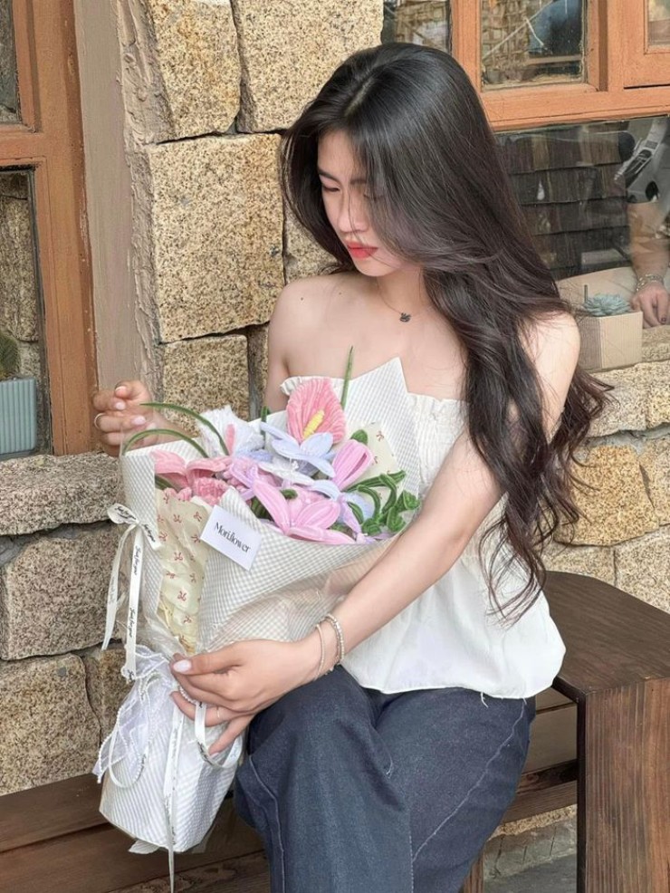 Thanh Nhã mạnh mẽ trên sân bóng, dịu dàng ngoài đời thực Tiền đạo Nguyễn Thị Thanh Nhã đang thi đấu