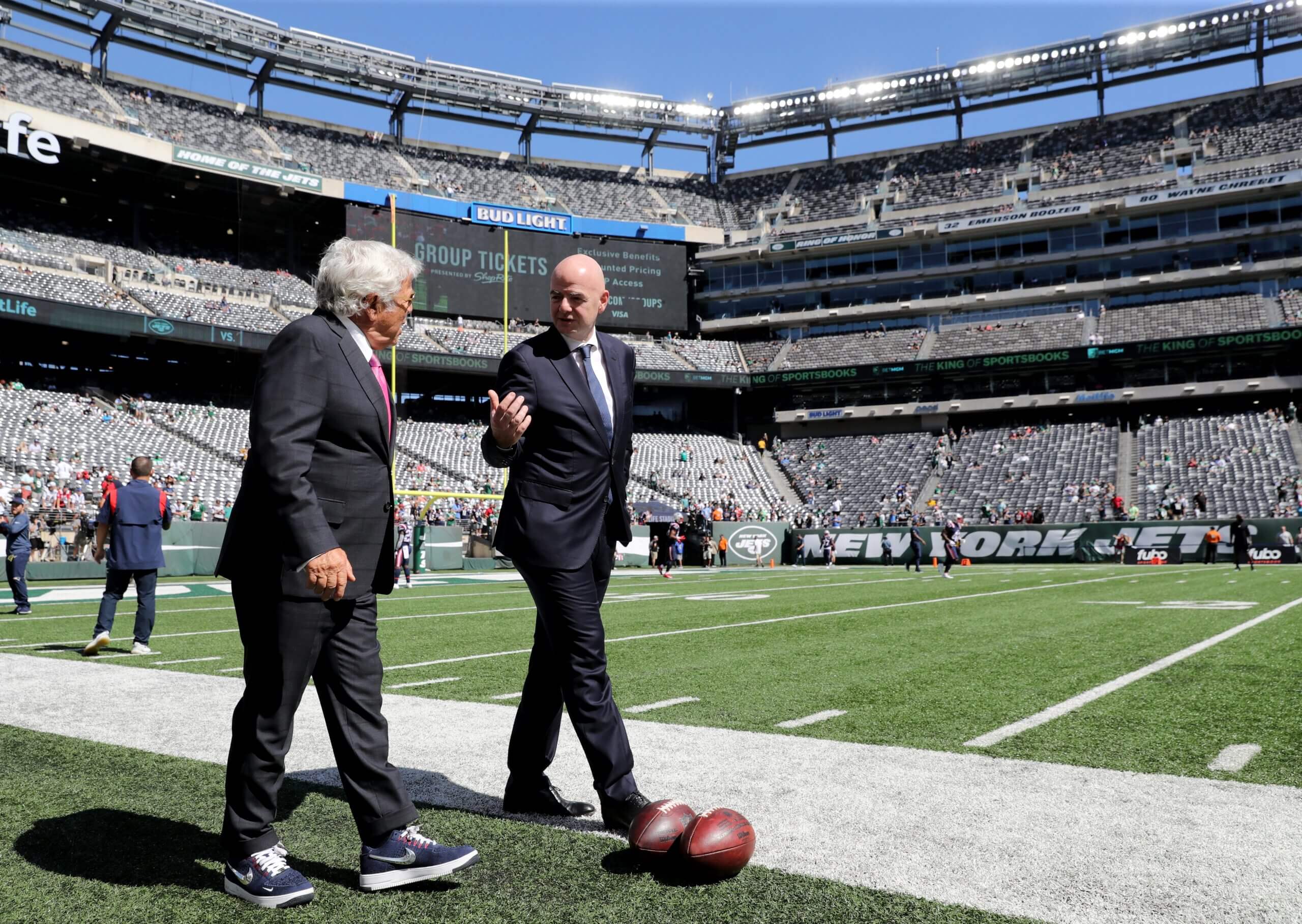 Robert Kraft bên cạnh Chủ tịch FIFA Gianni Infantino tại MetLife Stadium