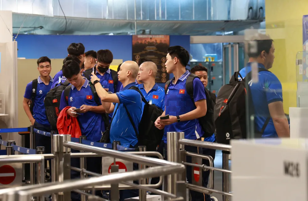 Đội U22 Việt Nam nhập cảnh tại sân bay Suvarnabhumi