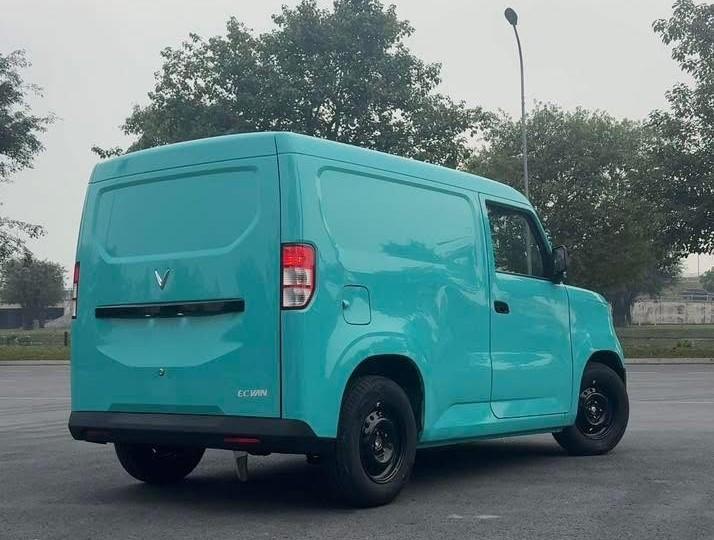 VinFast EC Van 10 Đuôi xe và bộ mâm sắt sơn đen