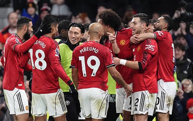 Manchester United vượt lên dẫn trước West Ham bằng bàn thắng của Diogo Dalot. Diogo Dalot ghi bàn cho MU