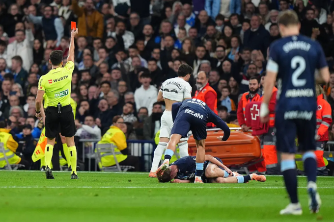 Real Madrid nhận 2 thẻ đỏ, thua ngay trên sân nhà trong ngày Mbappe và Vinicius gây thất vọng - Ảnh 2. Real Madrid nhận 2 thẻ đỏ, thua ngay trên sân nhà trong ngày Mbappe và Vinicius gây thất vọng - Ảnh 2.