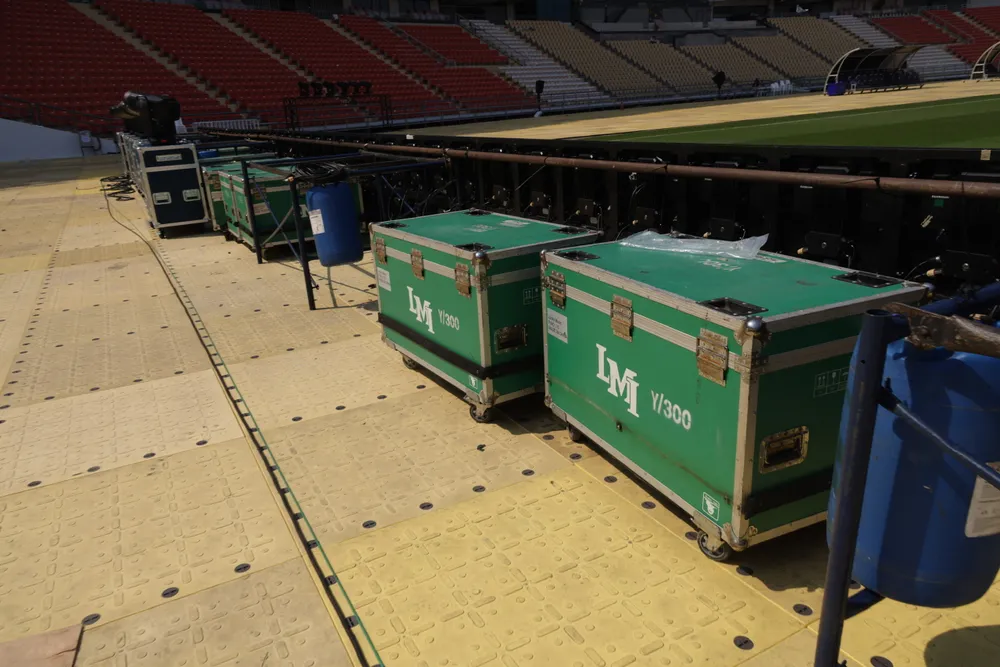 Trang thiết bị còn ngổn ngang tại sân