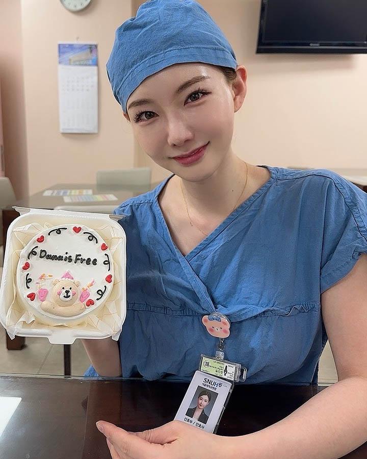 Dana khoe vóc dáng săn chắc và quyến rũ