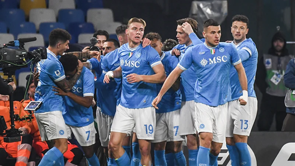 Napoli vươn lên dẫn đầu Serie A