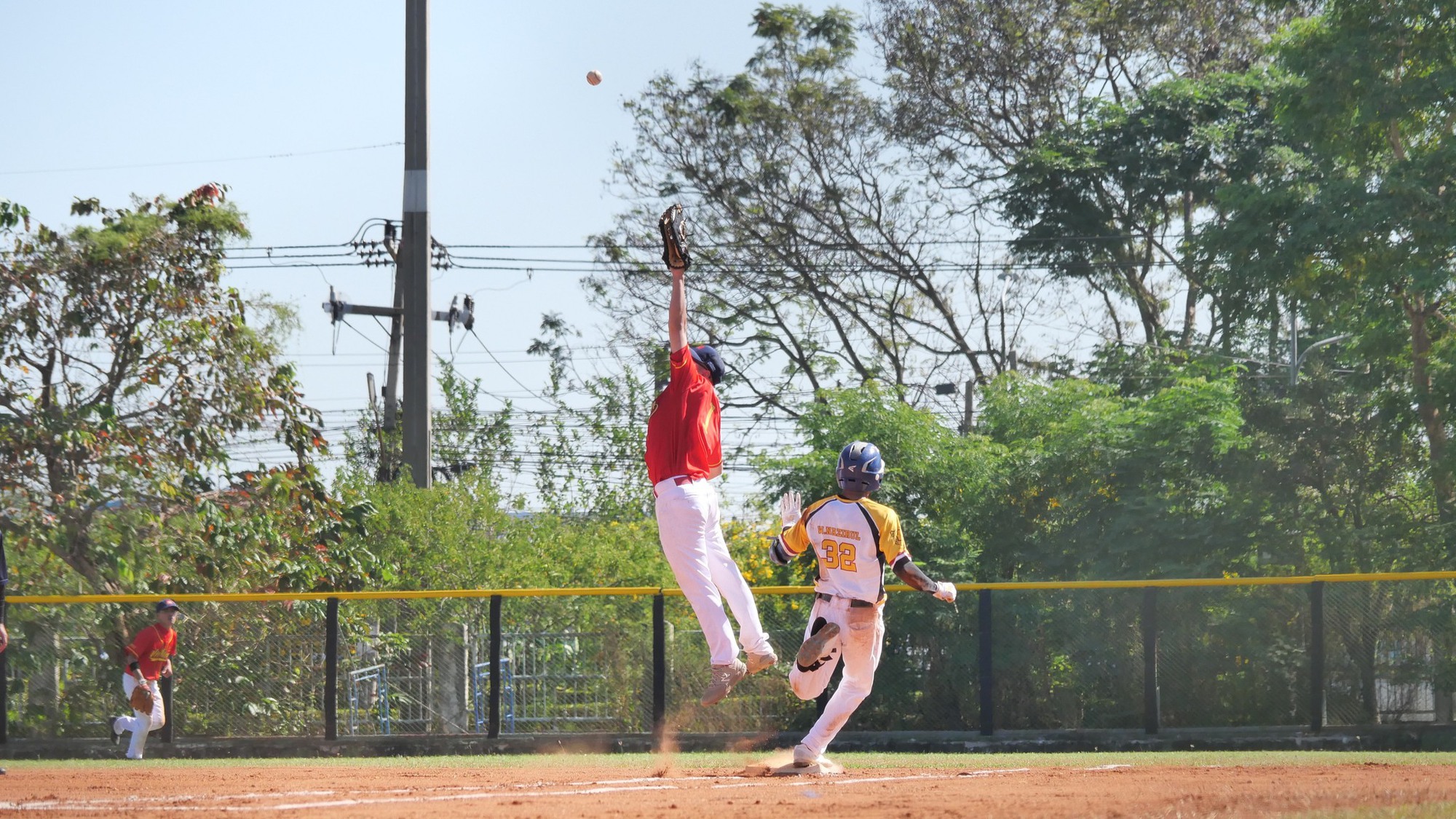 SEA Games 33: Thắng 5-2 trước Malaysia, đội tuyển Việt Nam mở ra cơ hội tranh huy chương - Ảnh 1. Tuyển Việt Nam (áo đỏ) đánh bại Malaysia