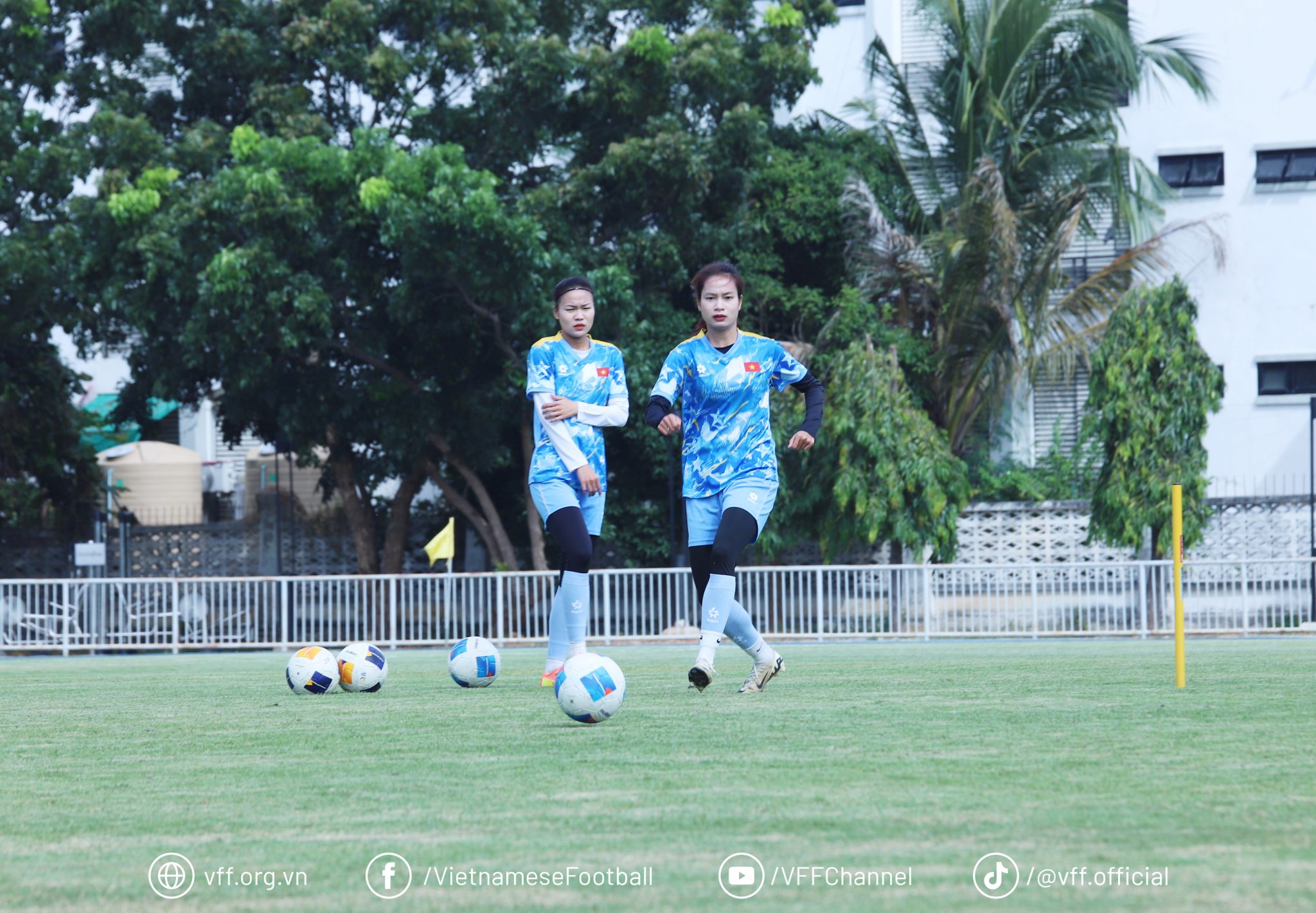 Tin nóng bóng đá Việt Nam hôm nay 10/12: U22 Việt Nam lên kế hoạch đánh bại U22 Malaysia; Tuyển nữ Việt Nam mất 5 tiếng đi tập tại SEA Games 33 - Ảnh 2. Đội tuyển nữ Việt Nam gặp khó khăn trong việc di chuyển đến sân tập