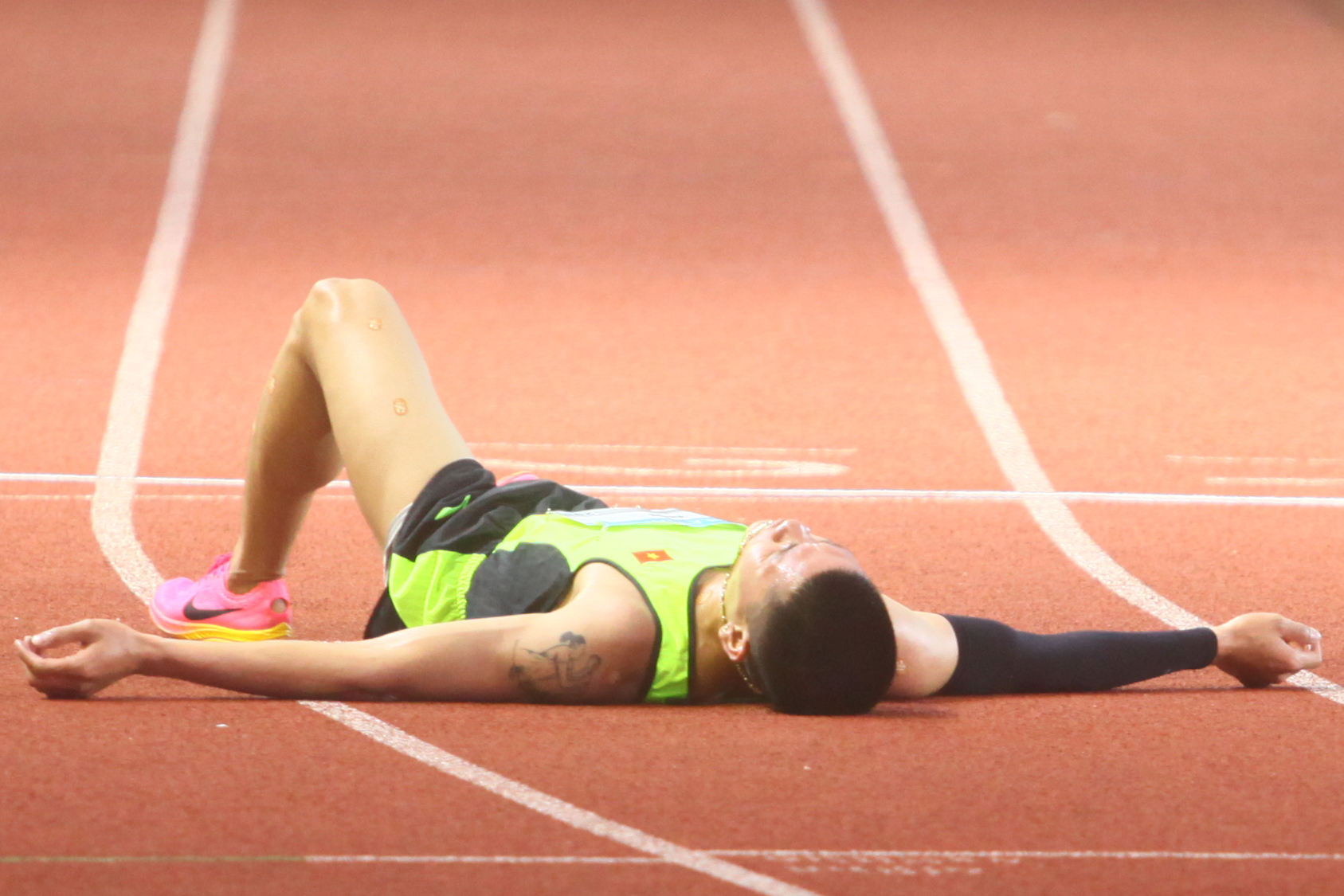 SEA Games 33: VĐV Việt Nam ngã quỵ khi về đích, nhận kết quả cay đắng ở nội dung sở trường - Ảnh 3. Sầm Văn Đời nằm bất động do chấn thương