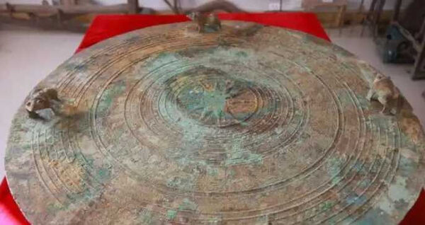 Chiếc trống đồng cổ đại được tìm thấy giữa rừng trúc