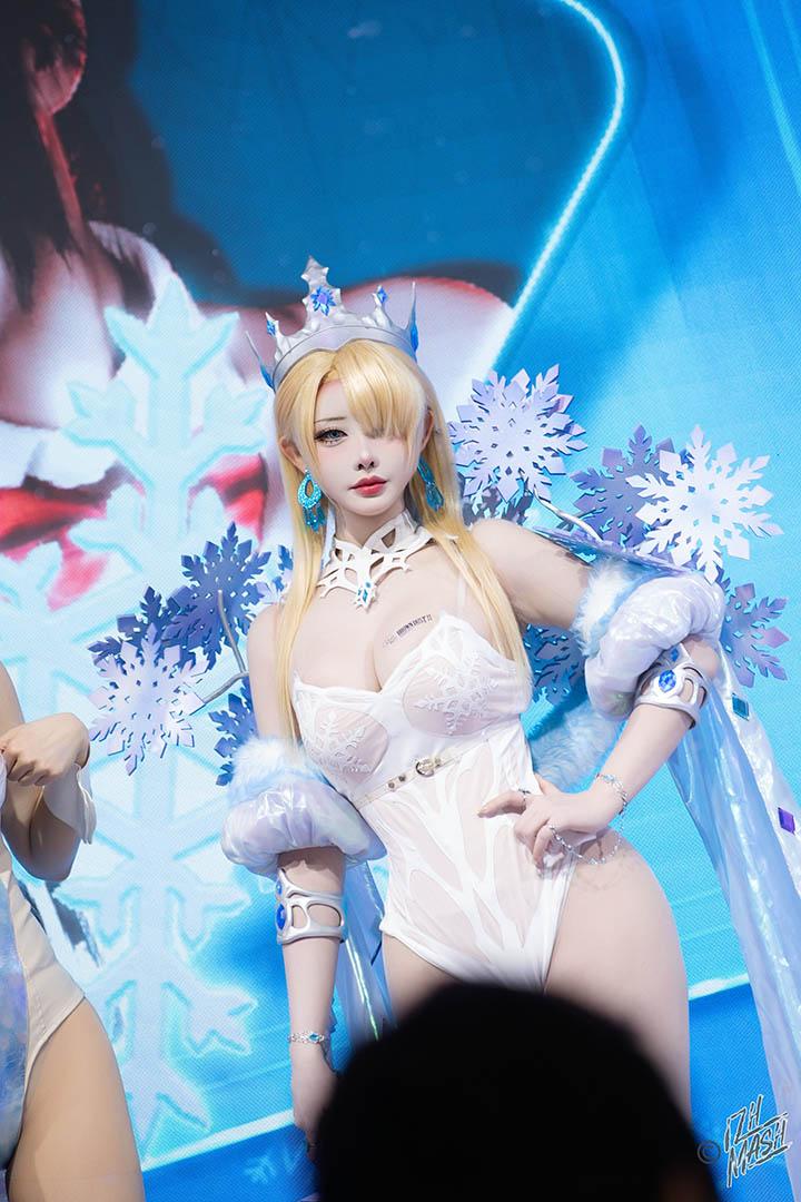 Wilhelmina với skin Frozen Queen tại AGF 2025 Cosplayer hóa trang Frozen Queen tại AGF 2025