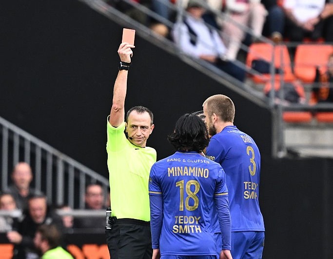 Thói quen của trọng tài được cho sẽ khiến trận đấu kém hấp dẫn. Thói quen của trọng tài được cho sẽ khiến trận đấu kém hấp dẫn.