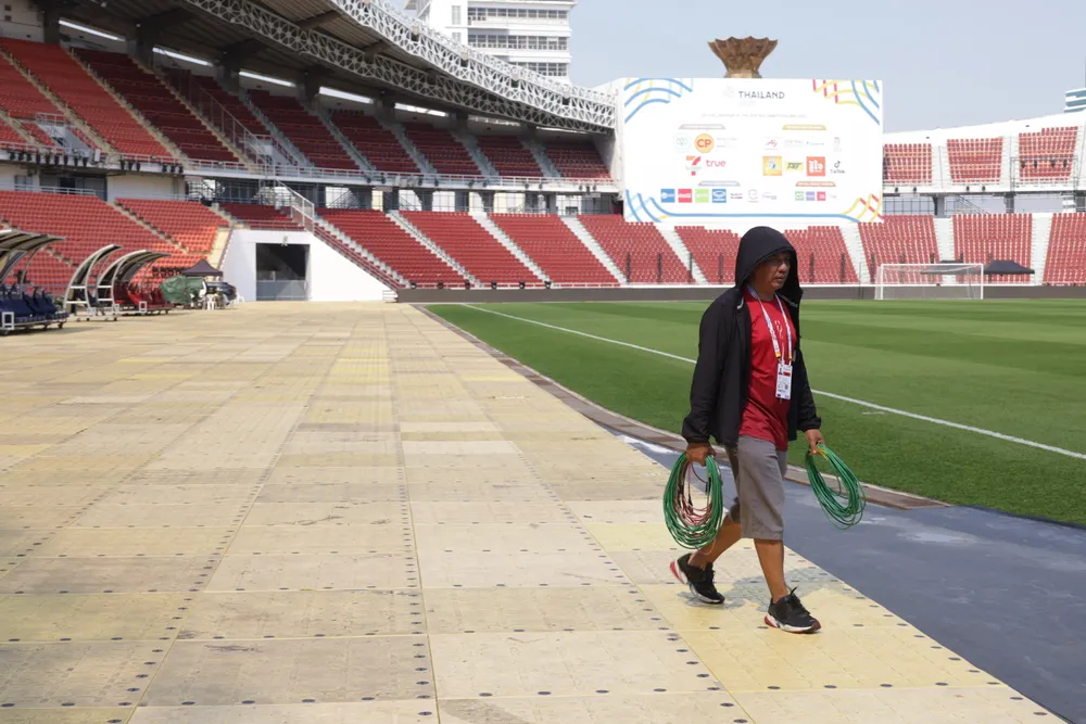 Đội ngũ kỹ thuật làm việc tại sân Rajamangala