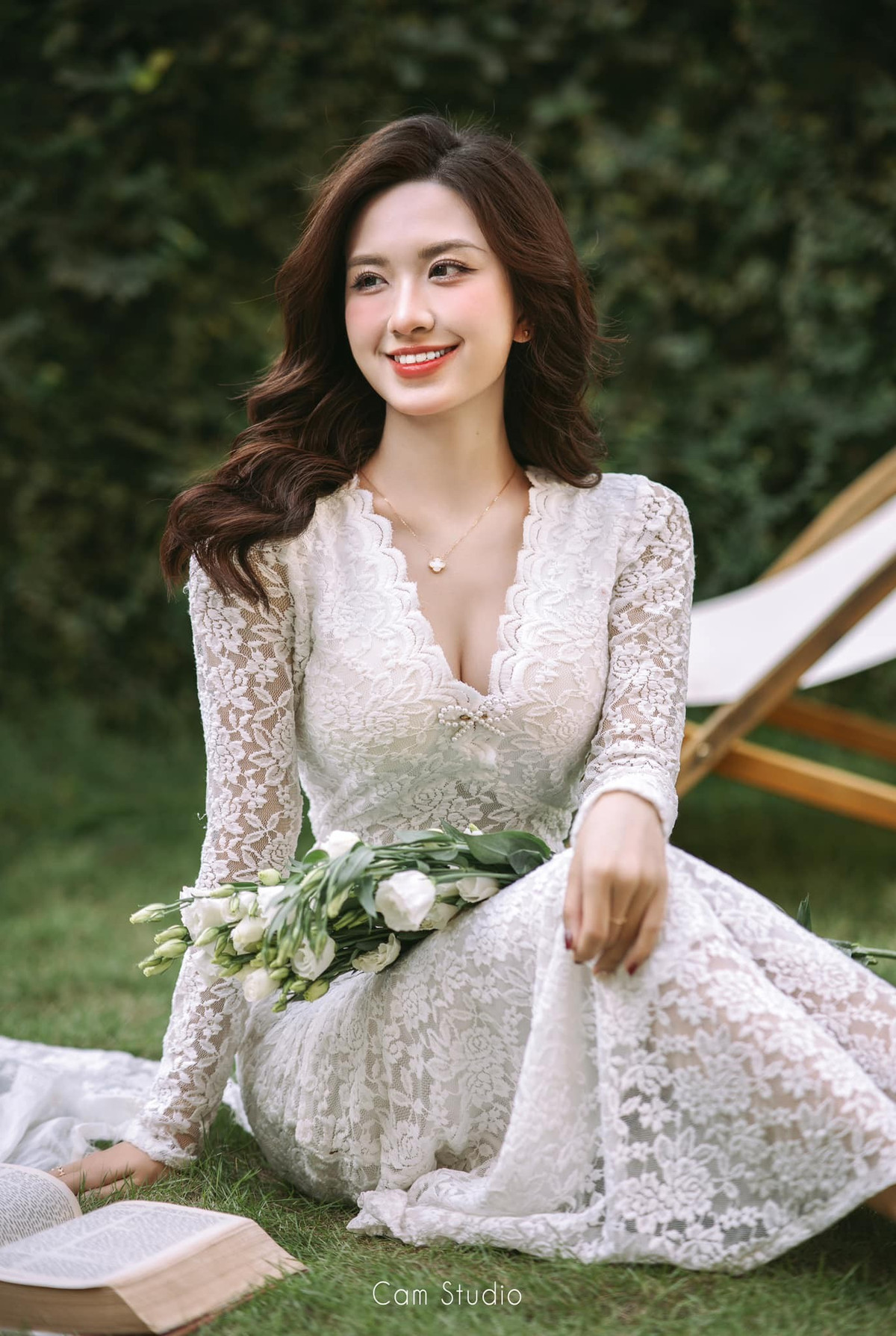 Gương mặt xinh đẹp, làn da trắng mịn màng cùng phong thái tự tin, thanh lịch của Doanh Nhi đã gây ấn tượng với cộng đồng mạng. Phong thái tự tin và thanh lịch của nữ MC