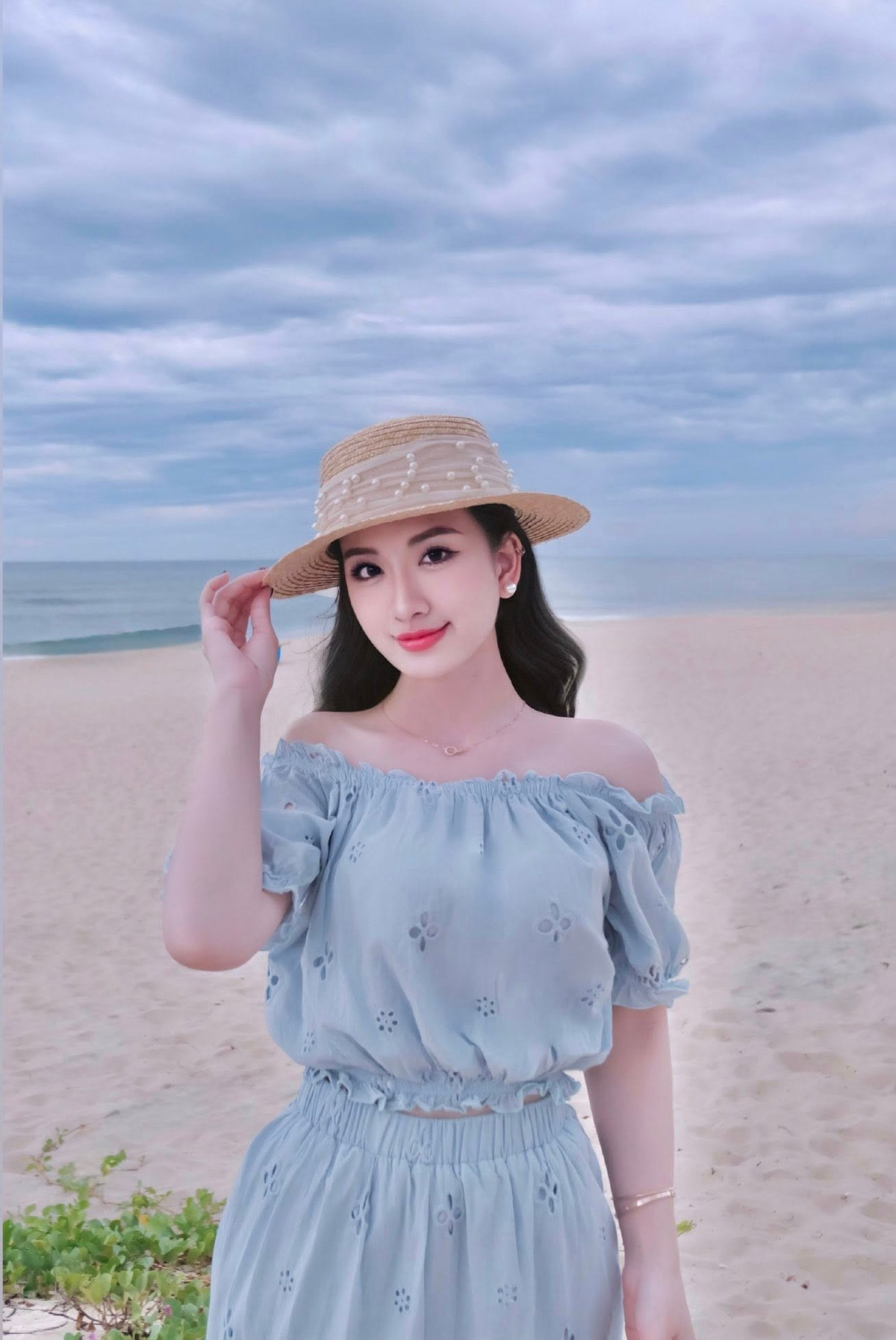 Bố của Doanh Nhi là Văn Sỹ Thủy – cựu tuyển thủ quốc gia, từng để lại dấu ấn trong màu áo Sông Lam Nghệ An. Trong khi đó, ông nội – Văn Sỹ Chi là một tượng đài của bóng đá Việt Nam thập niên 60–70. Gia đình cầu thủ nổi tiếng