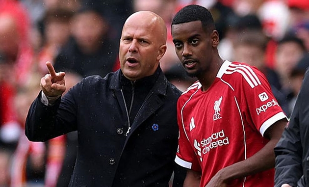 HLV Slot cần giúp Isak phát huy hết khả năng của mình.