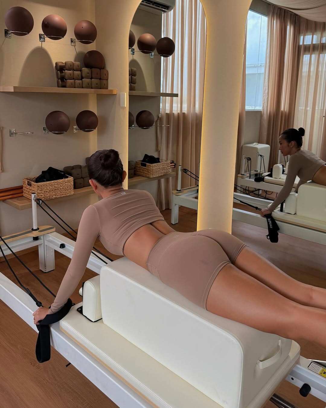 Hot girl lấy chồng năm 18 tuổi khoe bóng lưng uốn lượn như cầu trượt khi diện nội y, ai ngắm cũng phải trầm trồ - 11 Hot girl lấy chồng năm 18 tuổi khoe bóng lưng uốn lượn như cầu trượt khi diện nội y, ai ngắm cũng phải trầm trồ - 11