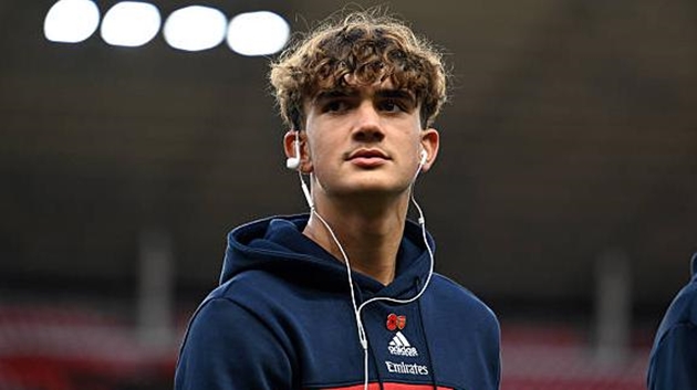 Max Dowman ngồi ngoài chừng 2 tháng vì chấn thương. Max Dowman nghỉ thi đấu do chấn thương mắt cá chân