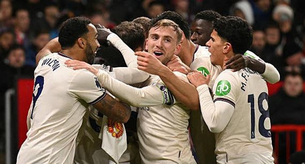 West Ham kiên cường giành lại 1 điểm từ tay Manchester United. West Ham gỡ hòa thành công